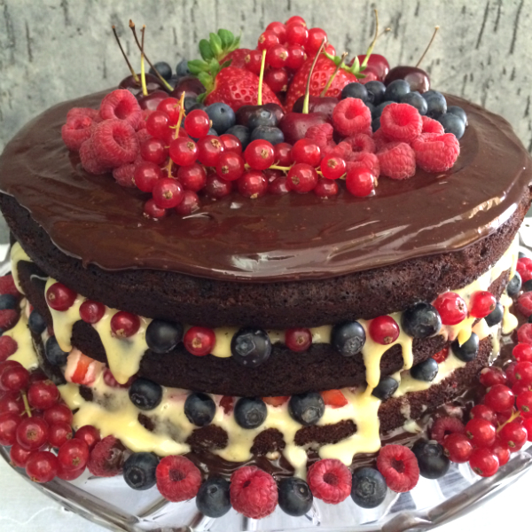 Naked cake de frutas vermelhas