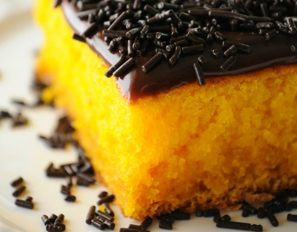 Bolo de cenoura com brigadeiro e história da infância