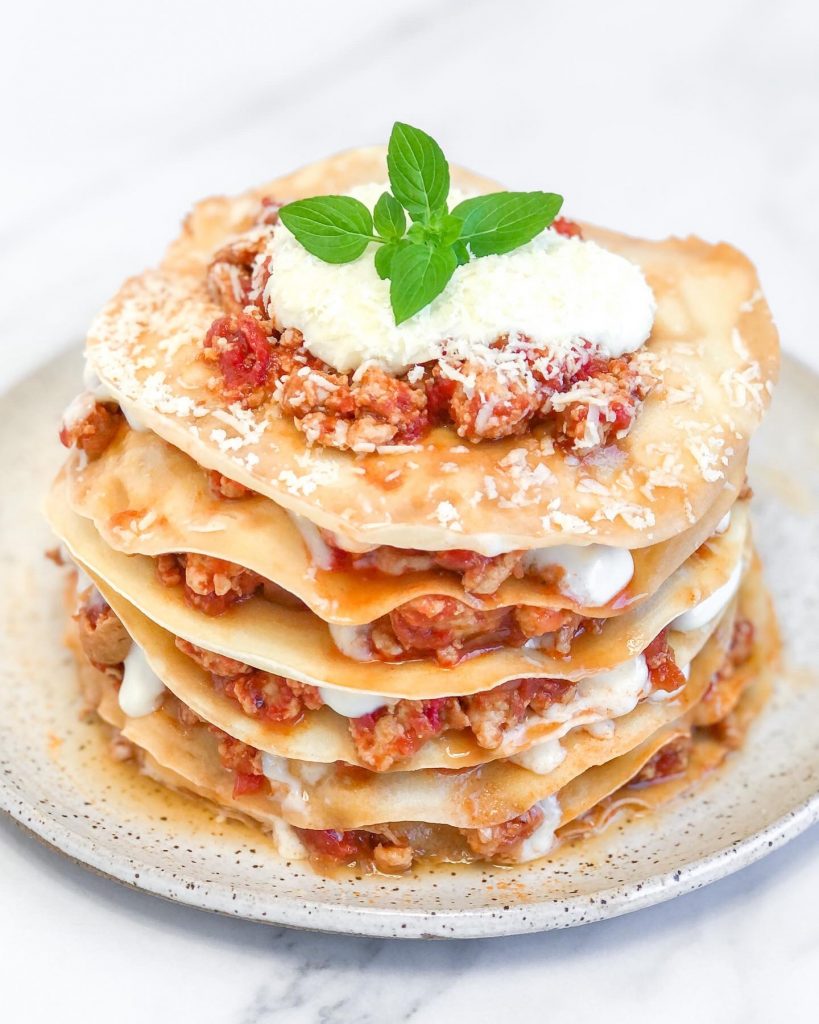 Torre de panqueca com ragu de frango