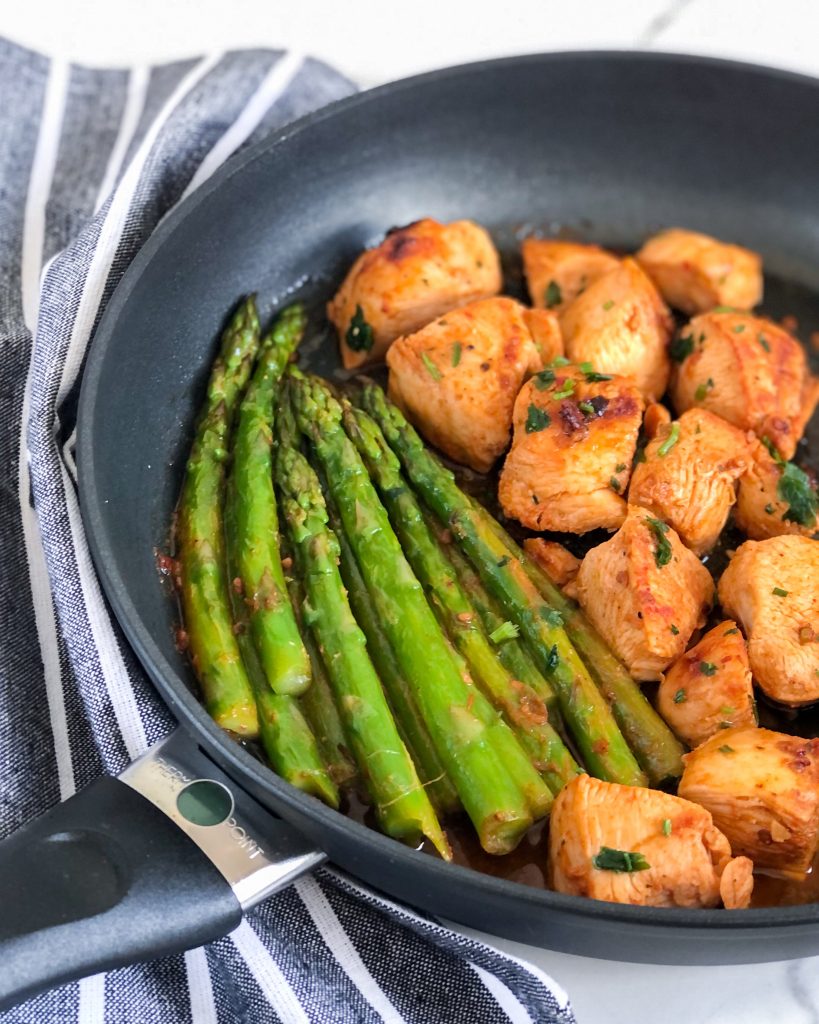 Cubos de frango com aspargos