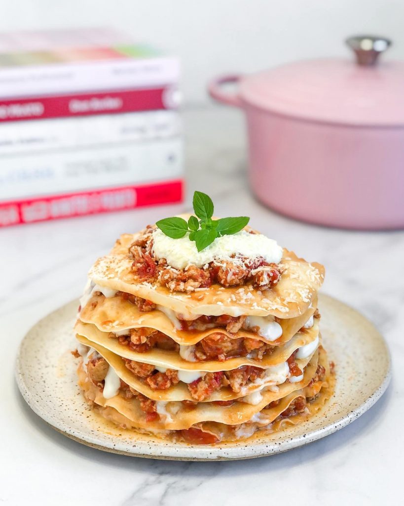 Torre de panqueca com ragu de frango