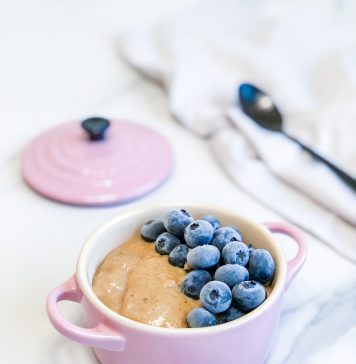 Mingau de aveia com mel e mirtilos